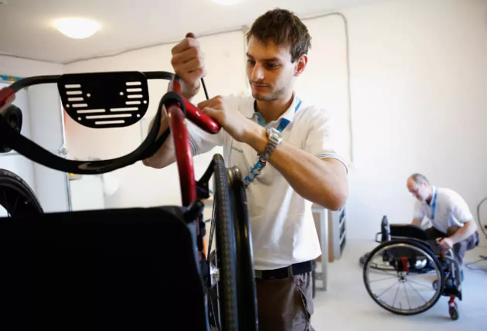 Veteran Gets Wheelchair Fixed By Volunteers [VIDEO]