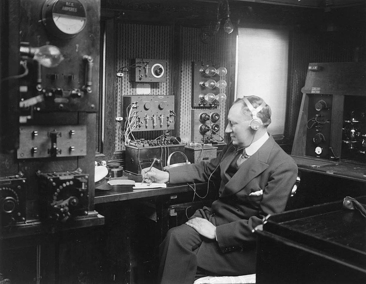 Радио истории на ночь. Гульельмо Маркони радиоприемник. Гульельмо Маркони изобретение радио. Гульельмо Маркони 1901. Маркони ученый.