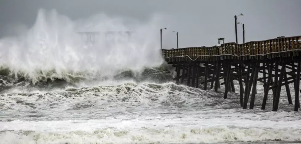 Laura continúa intensificándose, NHC dice que la marejada ciclónica es “insuperable”