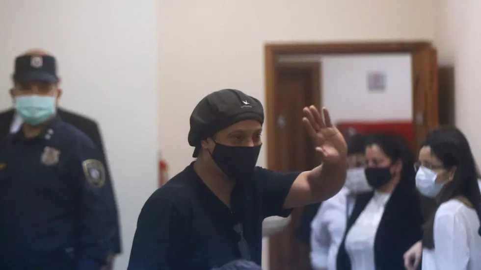 Ronaldinho es puesto en libertad en Paraguay tras pasar cinco meses detenido