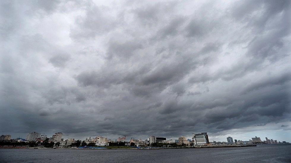 Laura toma fuerza hacia EU; avanza con rachas de viento de 150 km/h