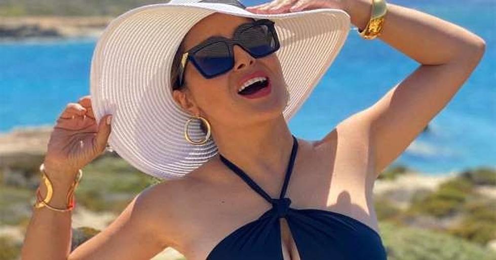 Salma Hayek presume su sexy figura luciendo diminuto bikini