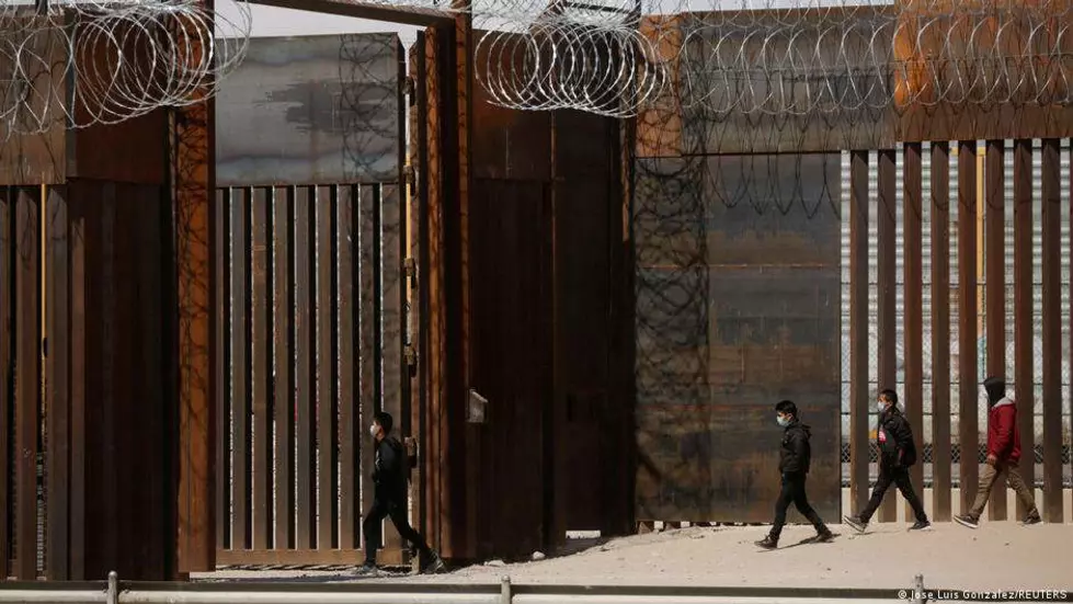México extiende hasta mayo restricciones fronterizas por pandemia