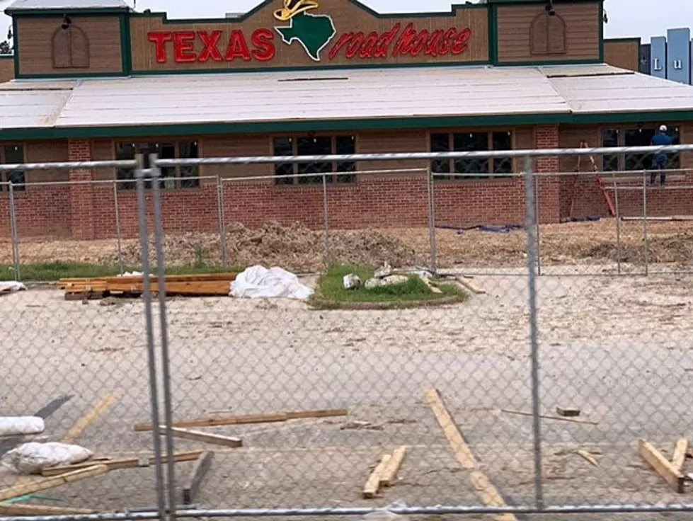 Hay letreros en Texas Roadhouse en Lufkin