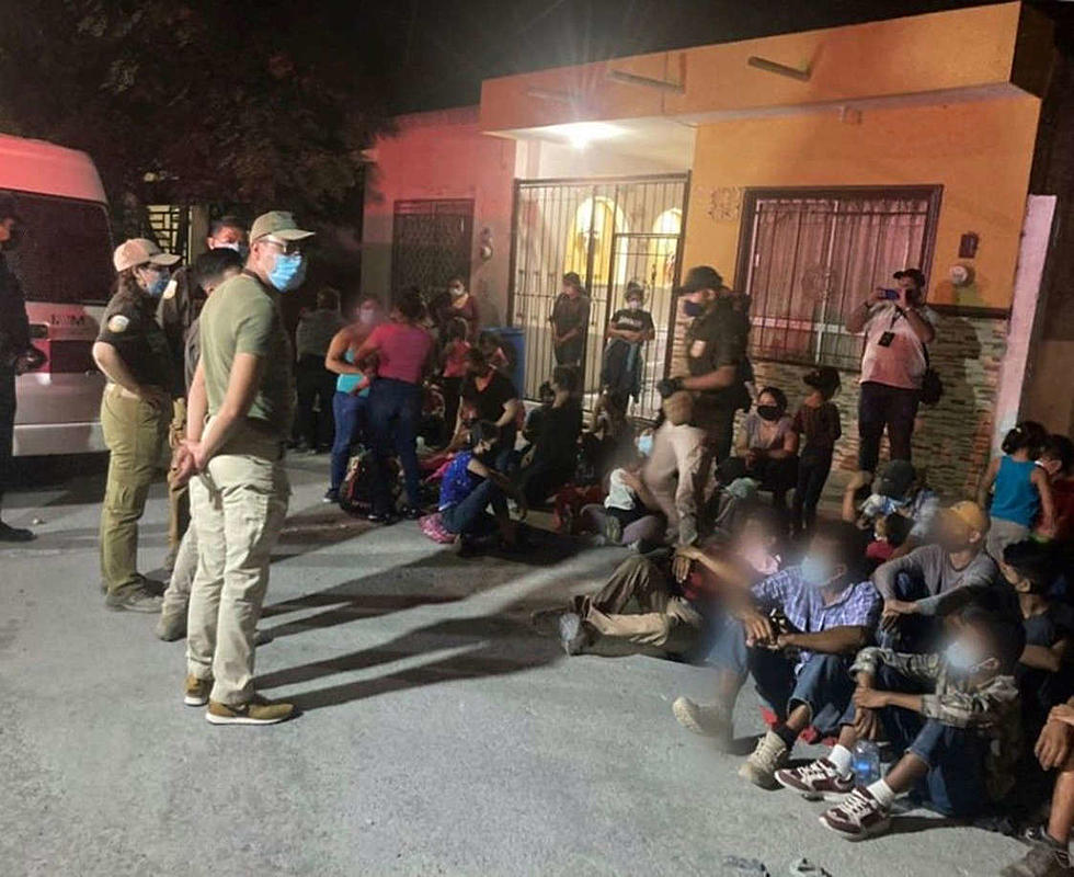 Hallan a 648 migrantes en viviendas y autobuses en una semana