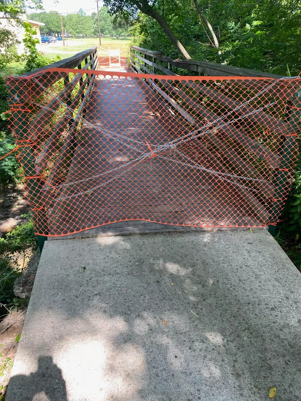 Puente en el Parque Old Orchard Park necesita reparación, ya se está trabajando.
