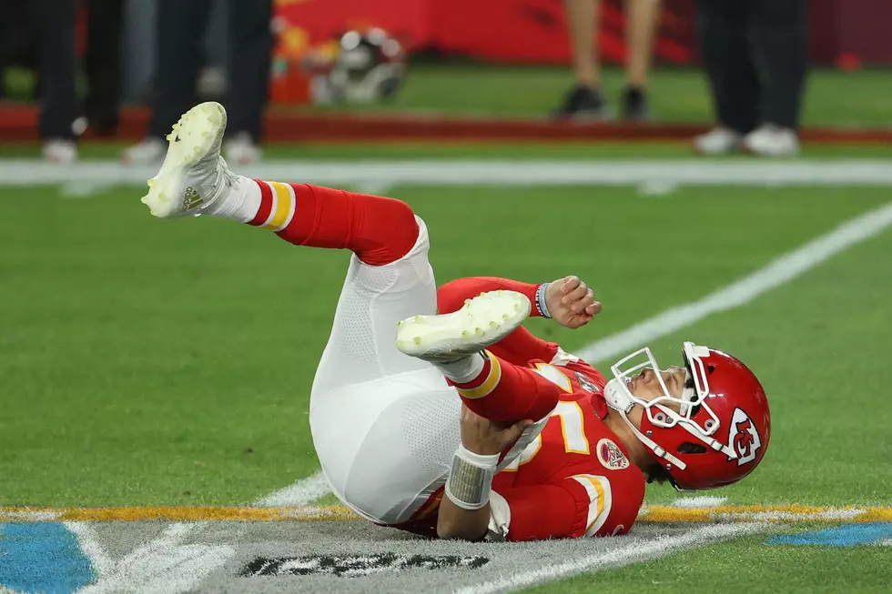 AP Source: Chiefs’ Mahomes To Have Surgery On Toe Injury