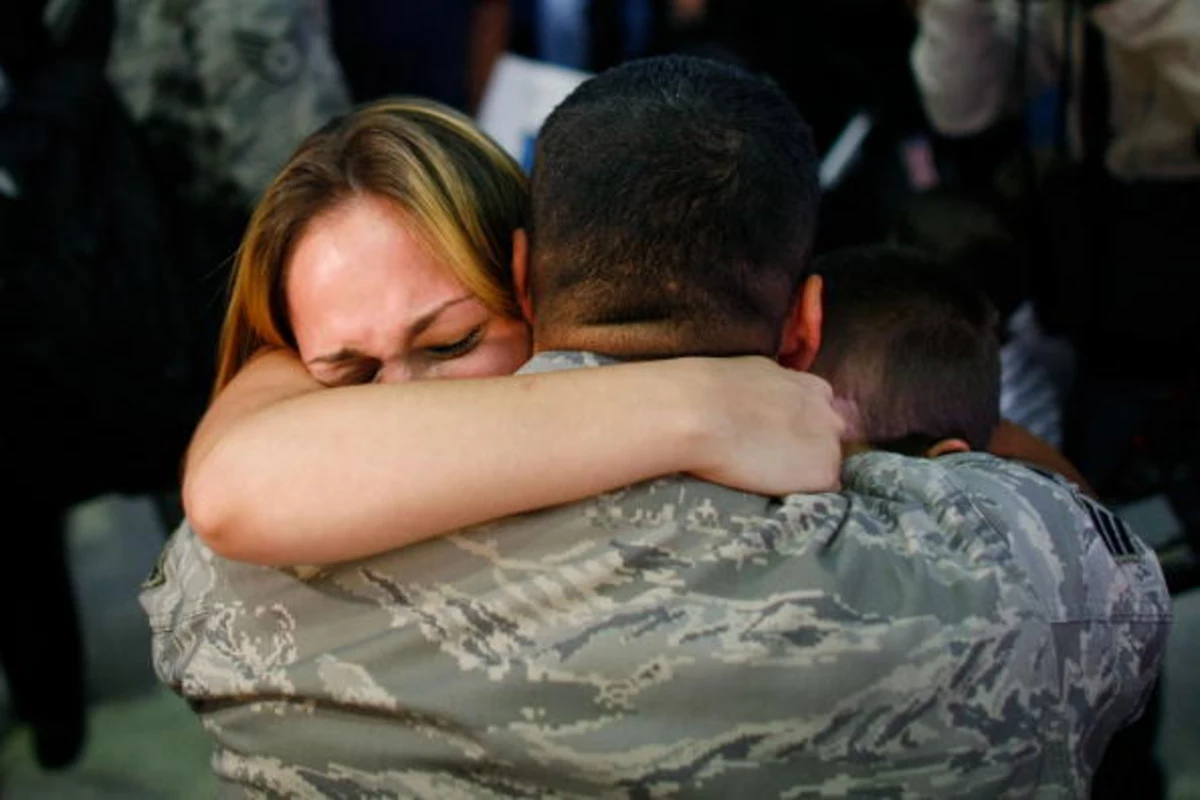 Муж плачет от жены. Парень вернулся с войны. Солдат обнимает. Встреча солдата. Мама обнимает солдата.