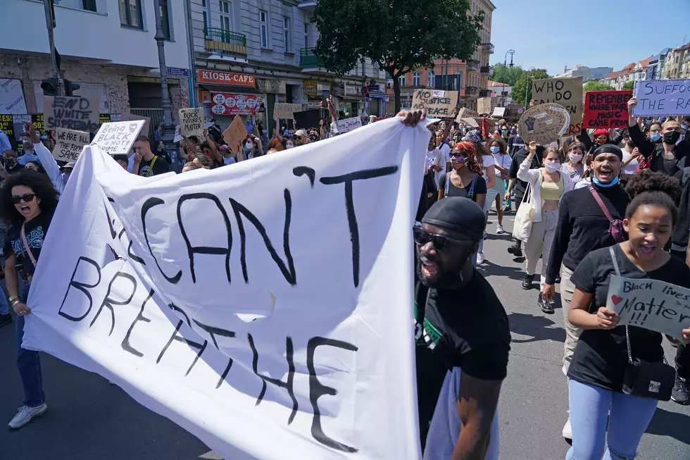 World Alarmed by Violence in US; Thousands March in London