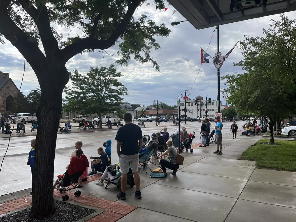 Cheyenne Frontier Days Parade Goers Brave Cool, Wet Weather