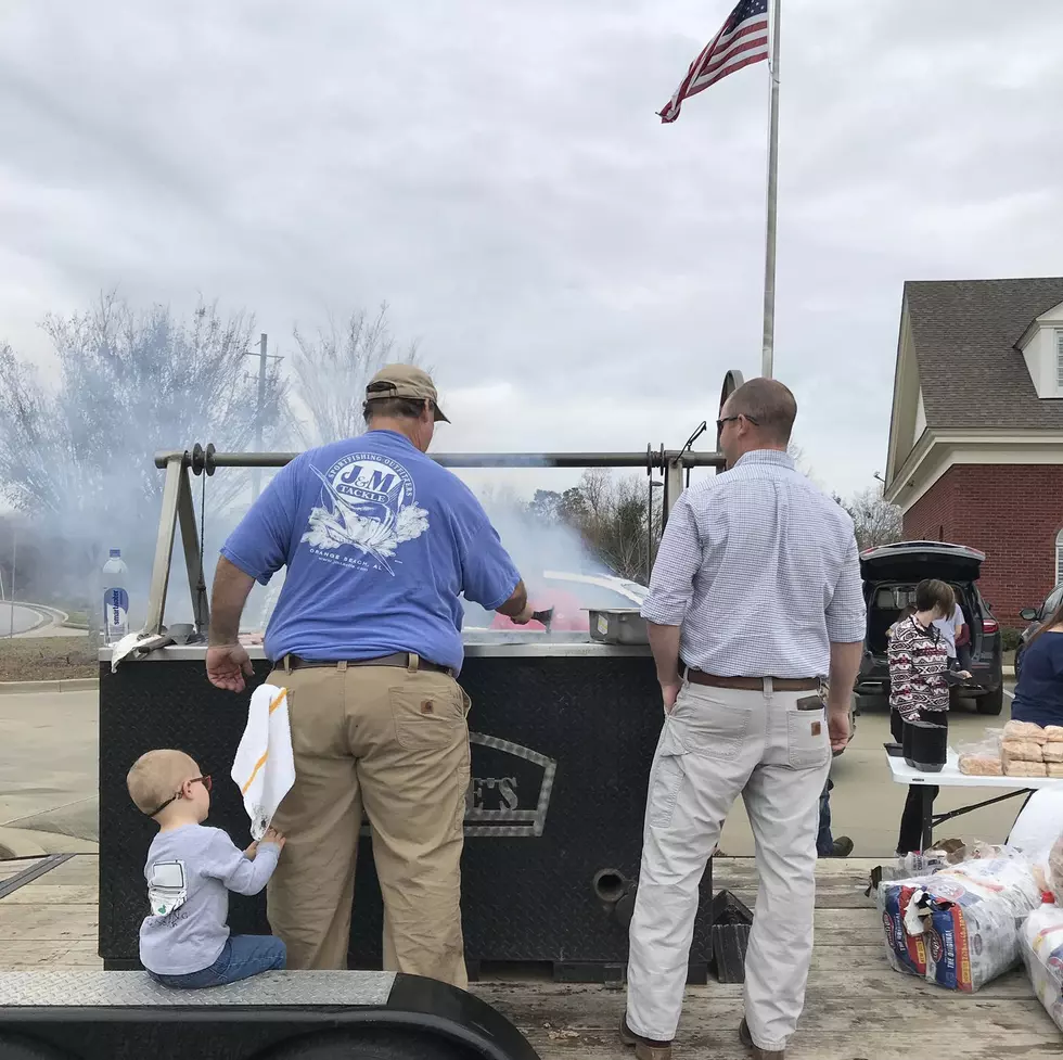 Big Mike’s Offers Free Burgers to Moundville Tornado Relief Crews