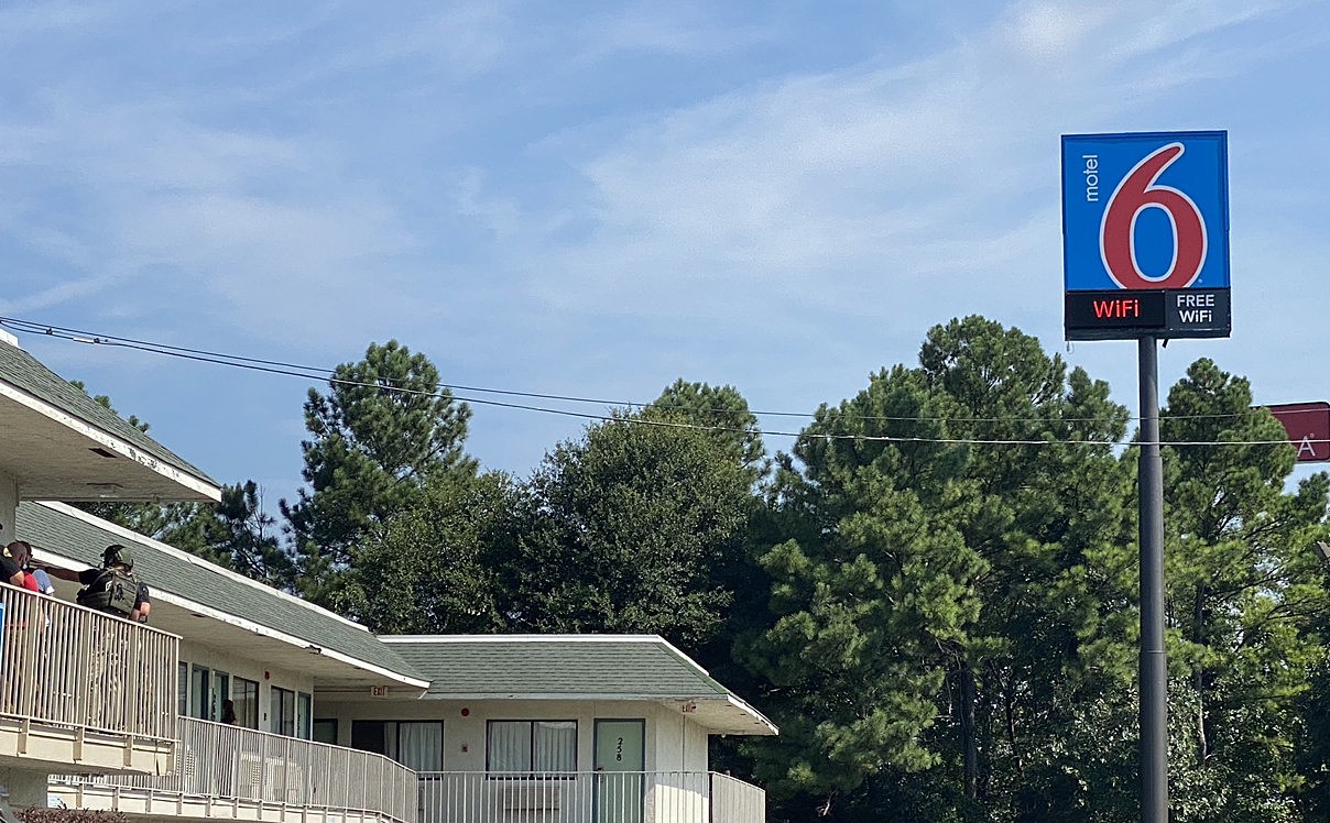 Tuscaloosa, Alabama Authorities Responding to Standoff at Motel 6 pic