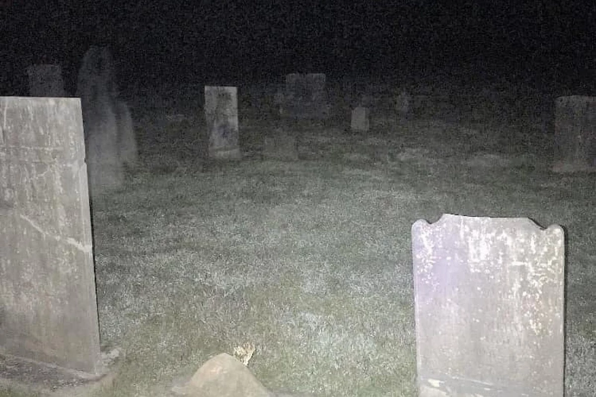 Приведение на кладбище ночью