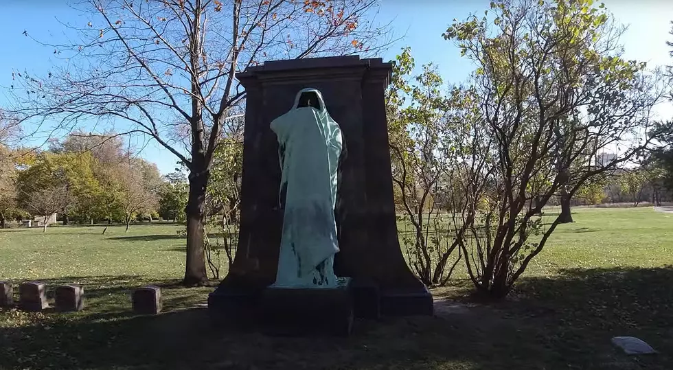 Legend Says This Grave at a Chicago Cemetery Will Show You of Your Death